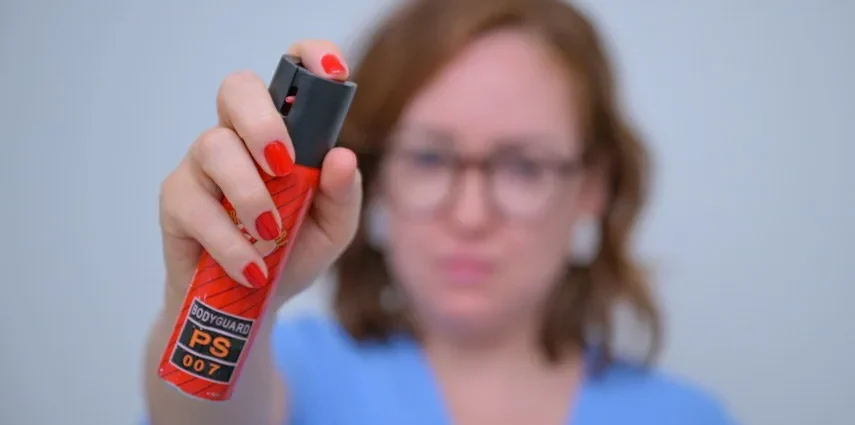 Lei libera spray de pimenta para mulheres no Brasil; veja quem pode comprar e quais são as regras