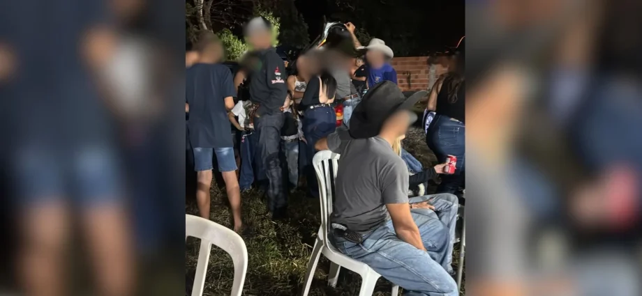 Adolescentes são flagrados em rodeio clandestino em Ipiguá consumindo bebidas alcoólicas