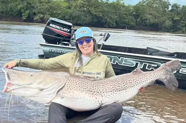 Pescadora de MS estabelece recorde ao capturar pintado de 1,53 metro