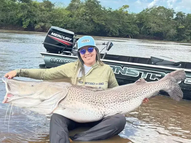 Pescadora de MS estabelece recorde ao capturar pintado de 1,53 metro