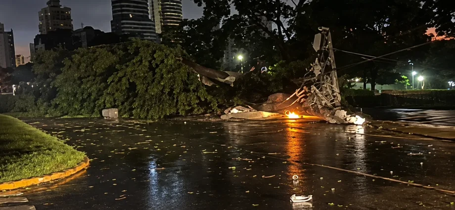 Tempestade causa estragos em Campo Grande e deixa bairros sem energia