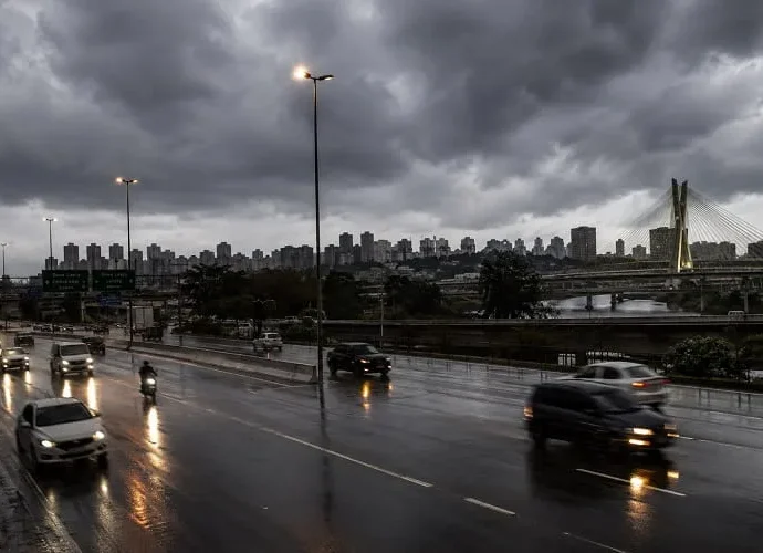 Defesa Civil em SP emite alerta para temporais devido à frente fria