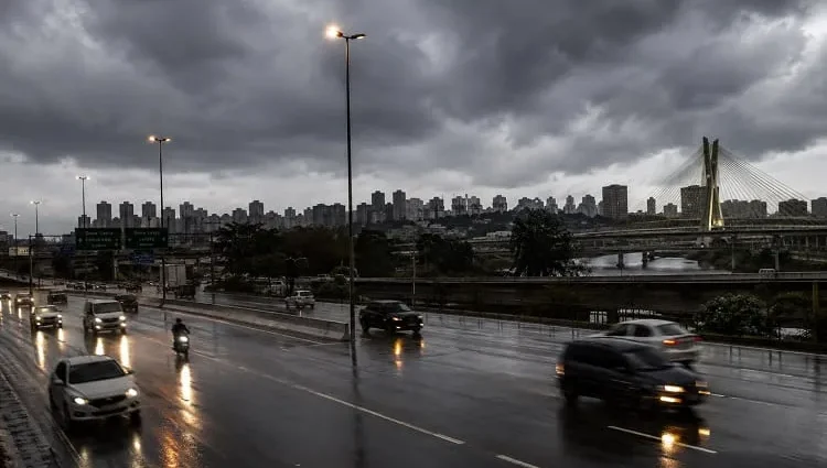 Defesa Civil em SP emite alerta para temporais devido à frente fria