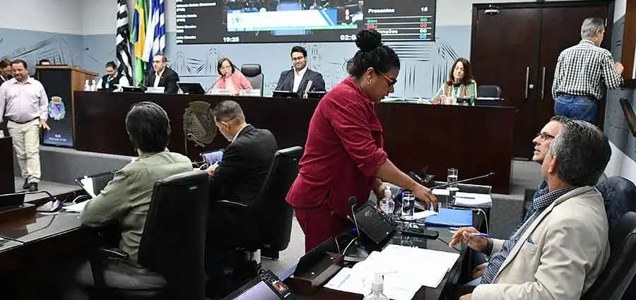 Câmara Municipal solicita dados sobre transporte escolar e fiscalização em clínica