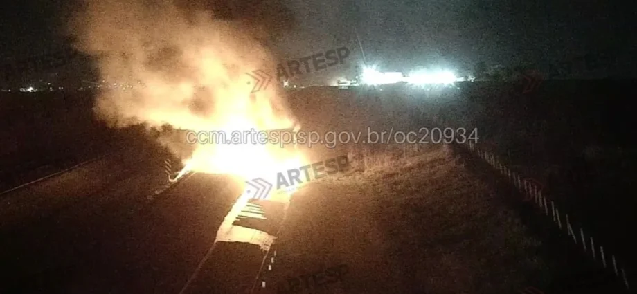 Incêndio Consome Carreta com 25 Toneladas de Herbicida em São Paulo