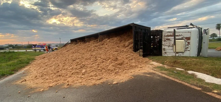 Carreta tomba na BR-163 e provoca engarrafamento em Dourados