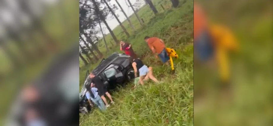 Acidente grave entre veículos em Urupês deixa dois mortos