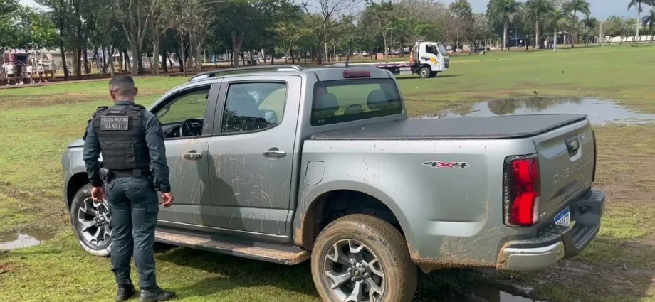 Caminhonete abandonada em área de pedestres na Lagoa Maior leva motorista ao Pronto-Socorro