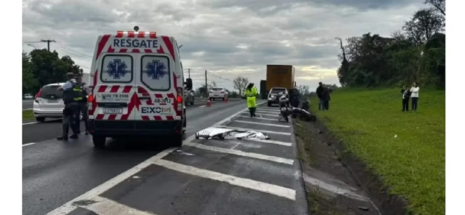 Motociclista é fatalmente atingida por caminhão na SP-225