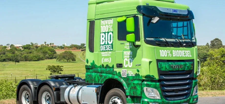 Caminhão movido a B100 da JBS completa 500 mil km sem falhas