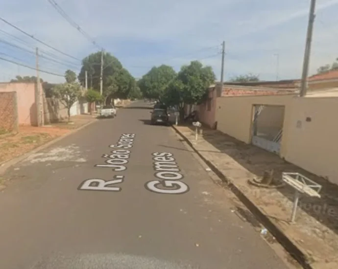 Inquilino abandona quatro cães após despejo em Araçatuba