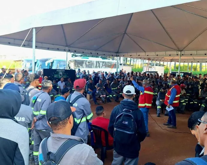 Greve em Inocência pressiona por reajuste salarial de trabalhadores