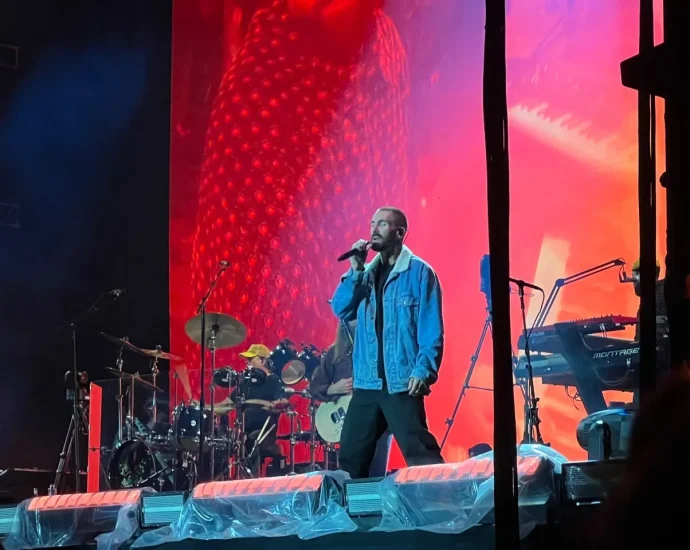 Maroon 5 realiza show histórico em São José do Rio Preto com Adam Levine usando jaqueta de fã