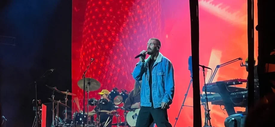 Maroon 5 realiza show histórico em São José do Rio Preto com Adam Levine usando jaqueta de fã